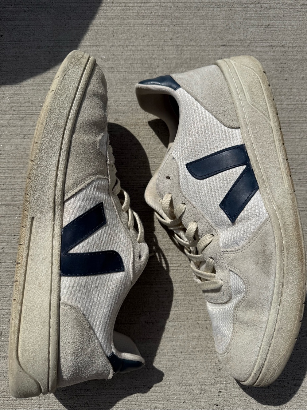 Veja V-10 B-Mesh Sneaker Men’s Size 11.5 US 11 UK White & Navy